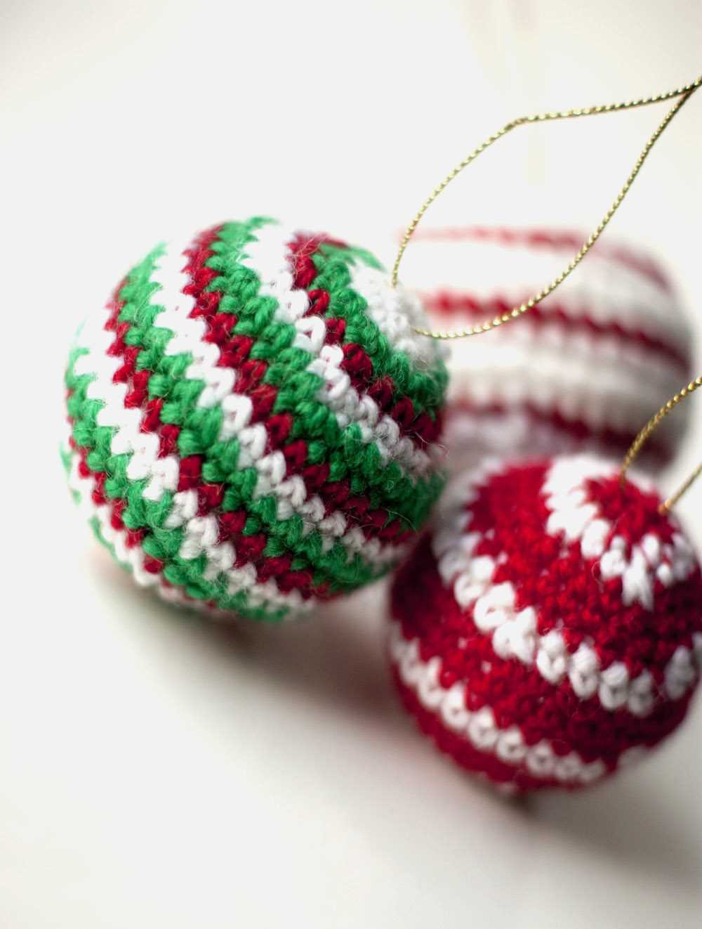 Knitted christmas balls free pattern