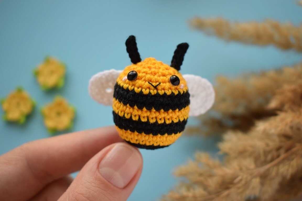 Knitted bee plush pattern