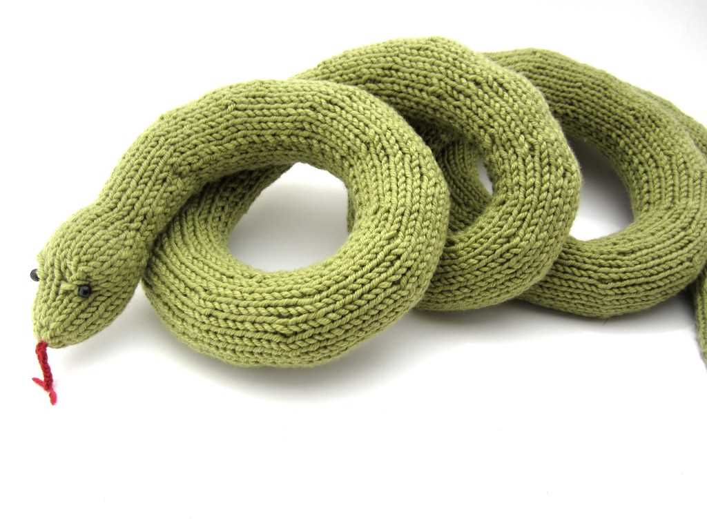 Small knitted snake pattern free