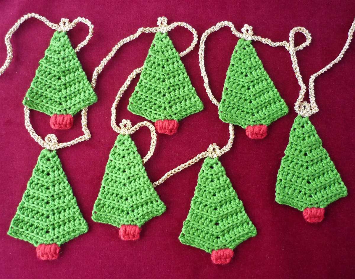 Knitted christmas tree garland pattern