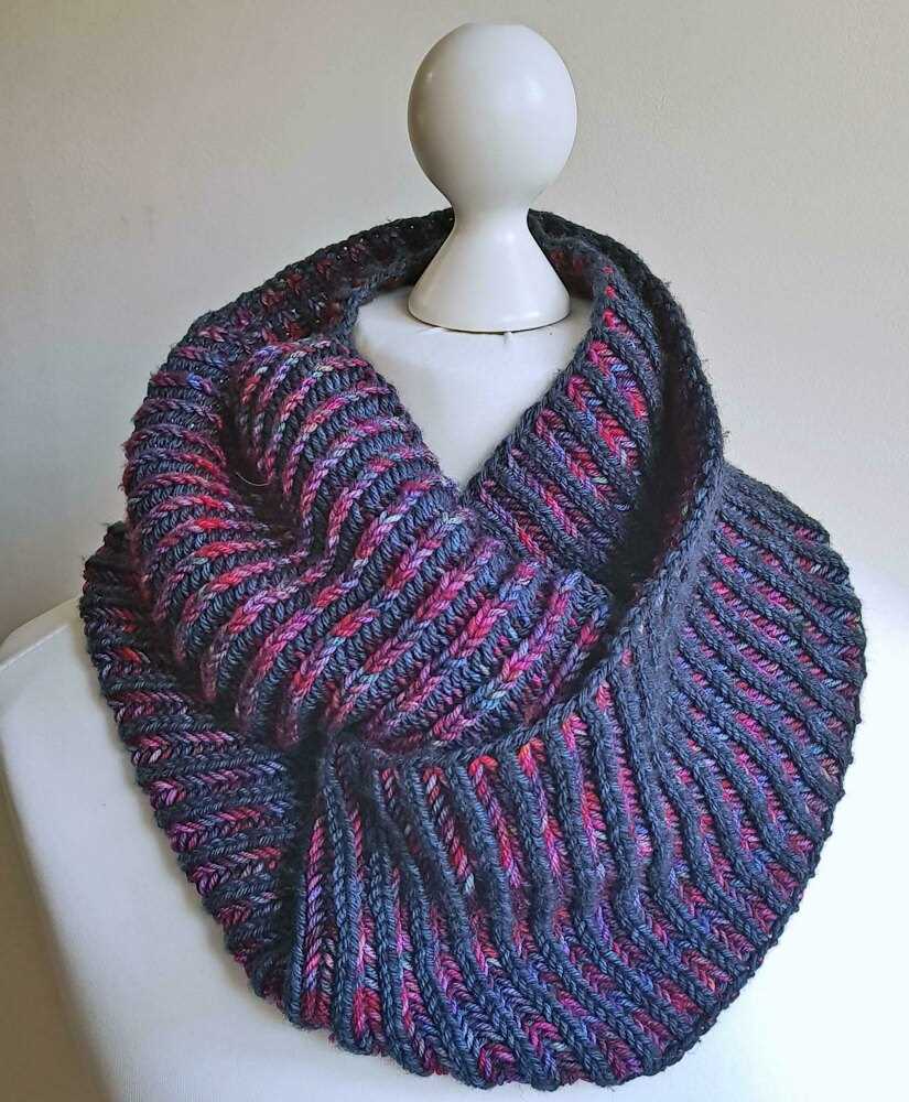 Cowl patterns knitted in the round