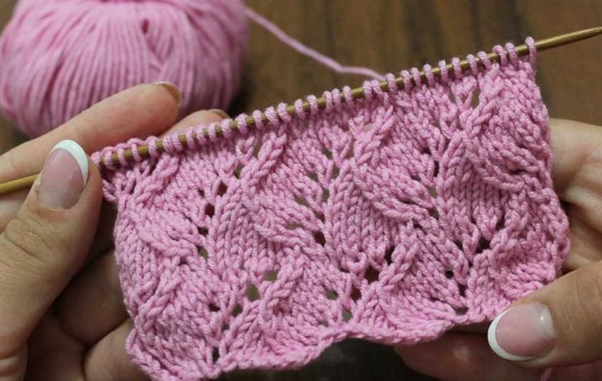 Traveling vine knitting pattern