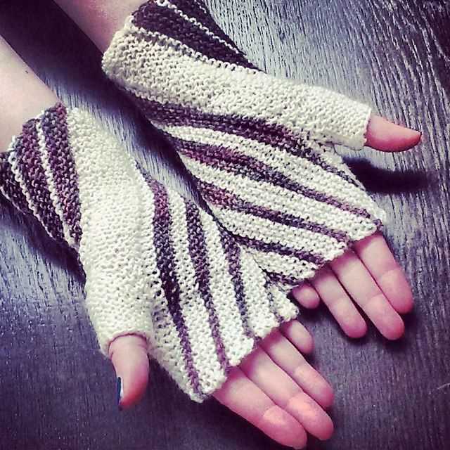 Free knitting pattern for fingerless gloves with thumb