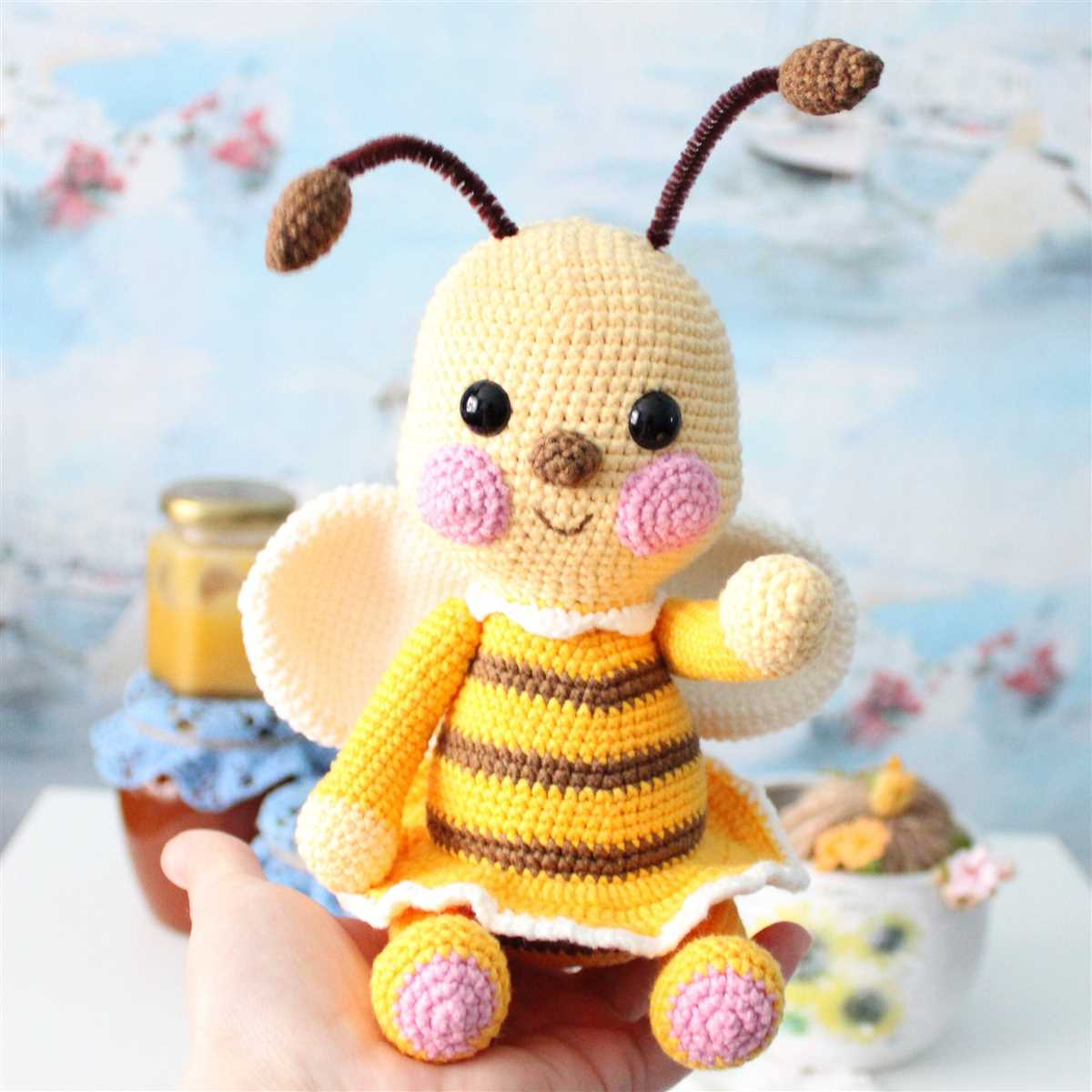 Knitted bee pattern