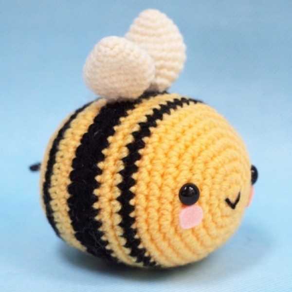 Knitted bee plush pattern