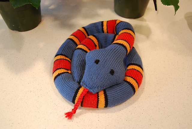 Knitted snake pattern