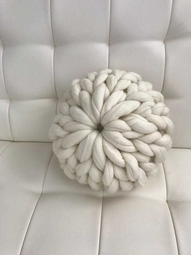 Chunky knit round pillow pattern