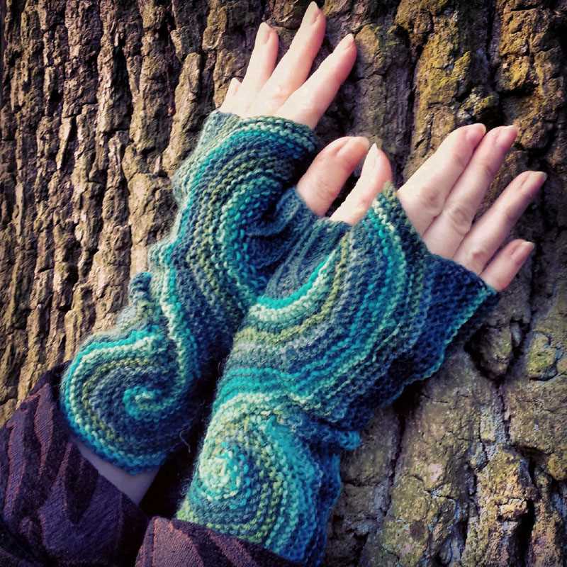 Free knitting pattern for fingerless gloves with thumb