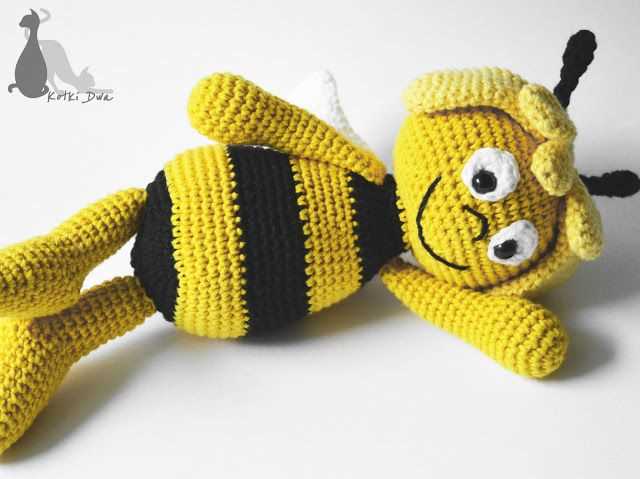 Knitted bee pattern