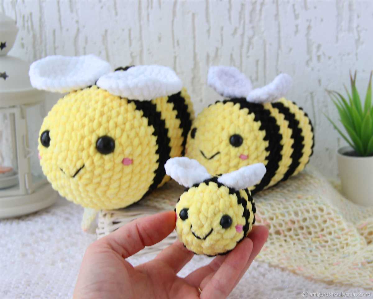 Knitted bee plush pattern