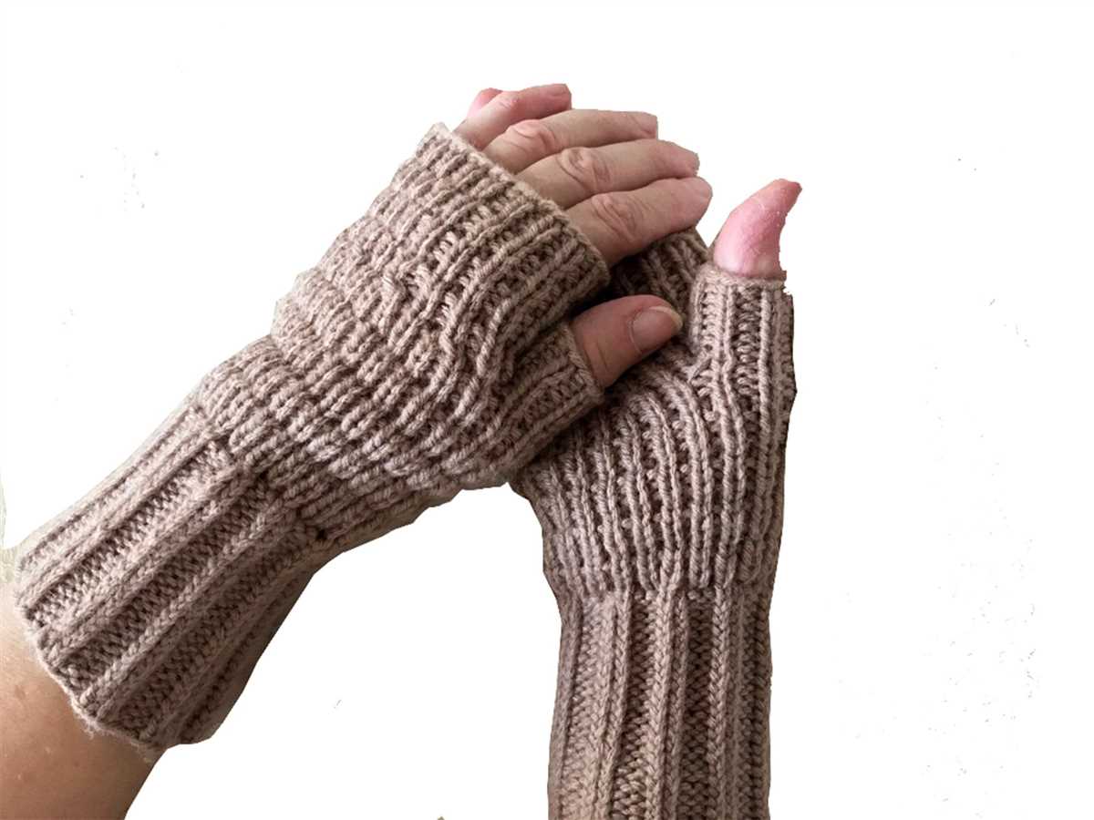 Knitted fingerless mitts pattern