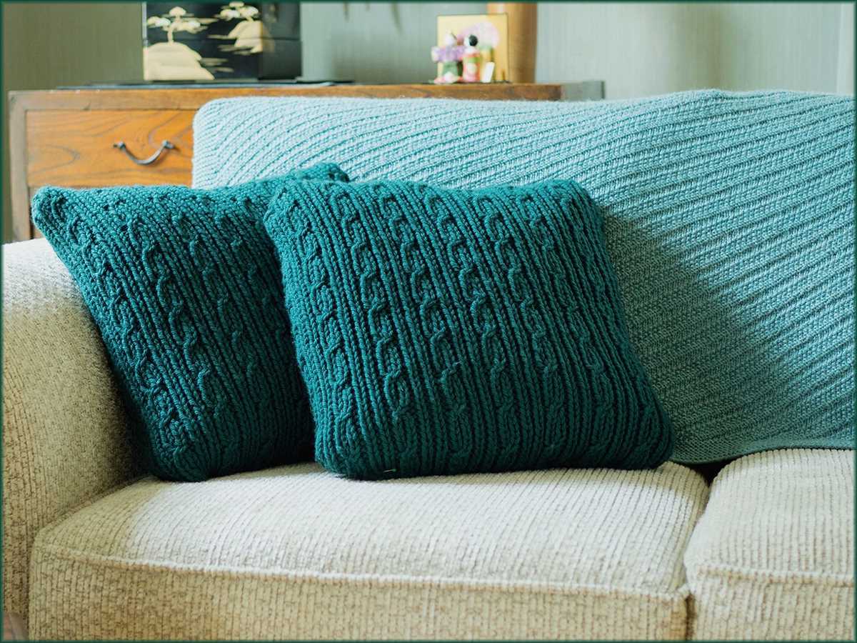 Free knitting patterns for cushions in cable knit