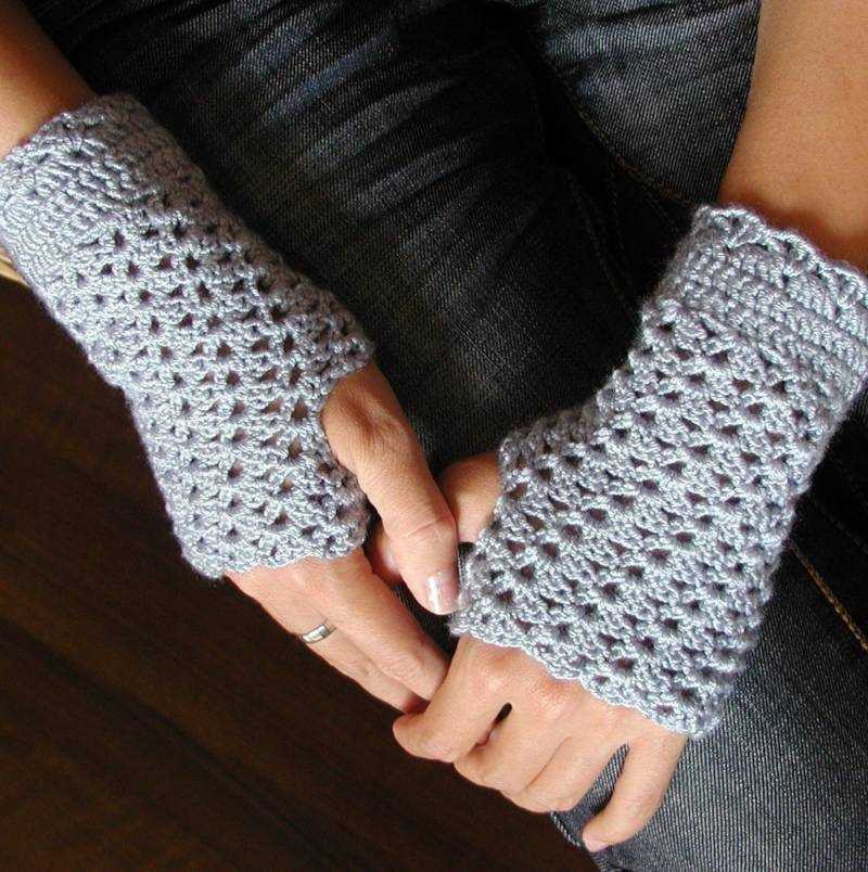 Knitting pattern for wrist warmers with thumb